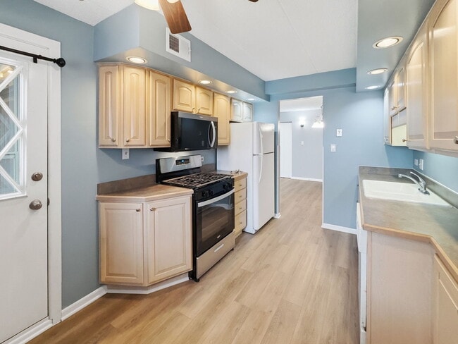 Building Photo - 13616 Royal Ct