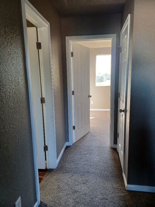 Building Photo - 3200 Rock Point Ct