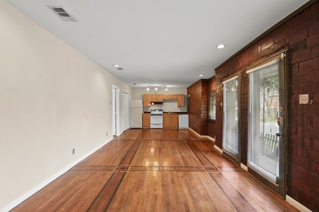 Building Photo - 405 N Praire