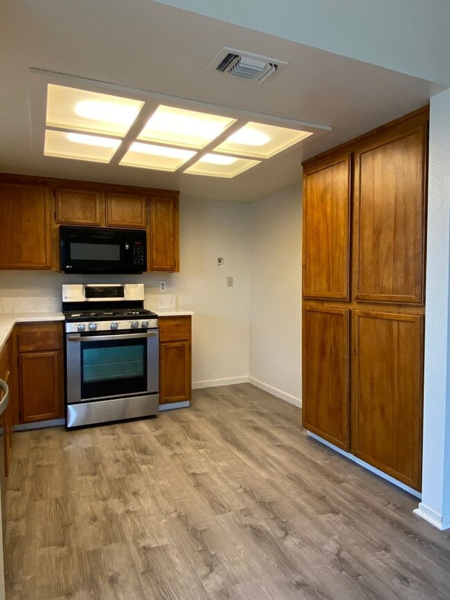 Building Photo - 3 Bedroom / 2 Bath Great Corner Lot in Travis District