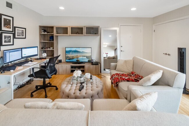 Building Photo - Unbeatable Location! Bright 1 Bed, 1 Bath ...