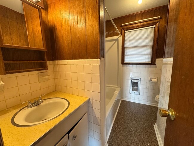 Building Photo - Ready to show!