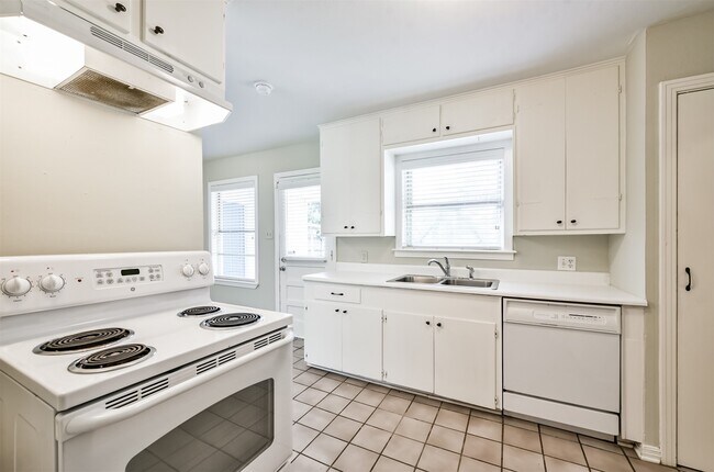 Building Photo - 4924 Palmetto St