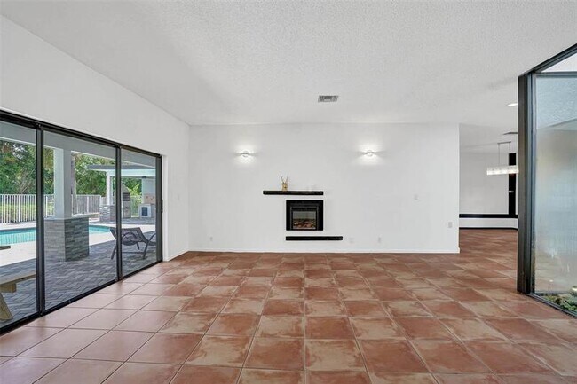 Building Photo - 16610 Royal Poinciana Ct