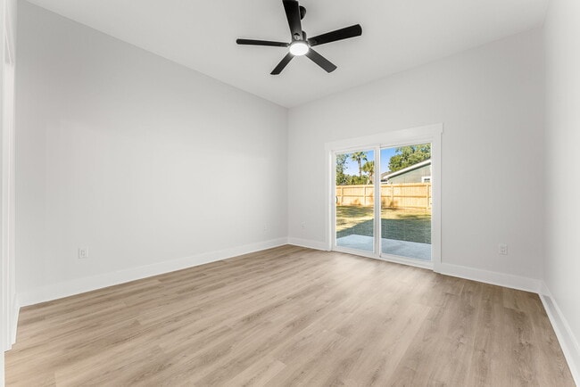 Building Photo - Lagoon Oaks