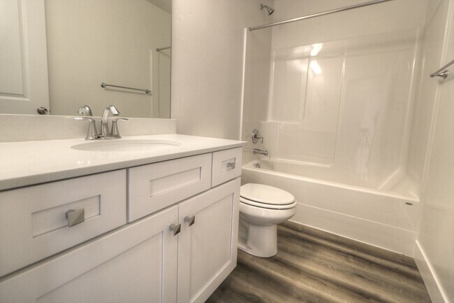 Building Photo - 4 Bedroom 3 Bathroom Townhome in Lehi!