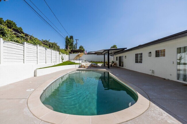 Building Photo - Stunning Mid-Century Modern Pool Home in Walnut Cove – Fully Furnished 4 bedrooms & 3 bathrooms!