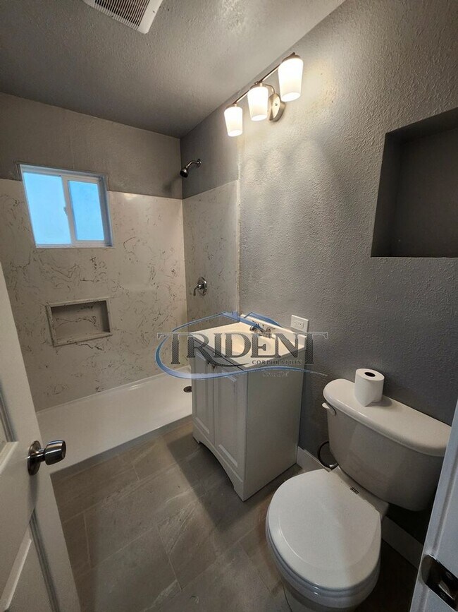 Building Photo - MOVE IN SPECIAL! FRESHLY painted interior! NEW vinyl flooring! This is a 2 Bedroom, 1 bath house ...