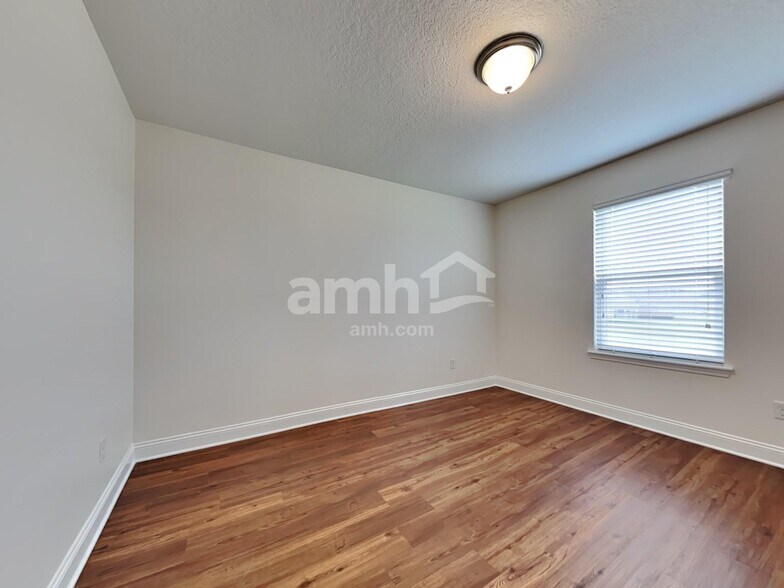 Building Photo - 3282 Roundabout Dr