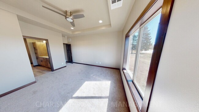 Building Photo - WALK IN AND AMENITY FILLED THREE BEDROOM TOWNHOME!