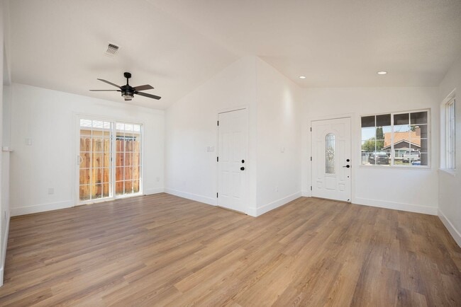 Building Photo - 2716 Yreka Ave
