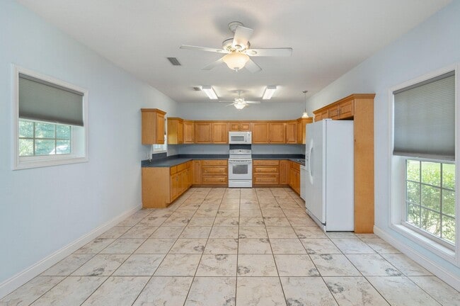 Building Photo - 322 Crescent Dr