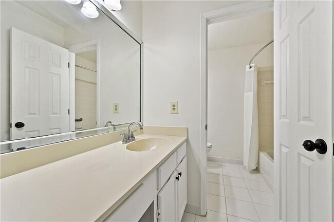 Building Photo - 2201 Pine Heights Dr NE