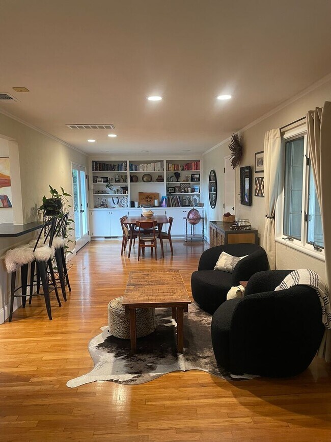 Building Photo - Charming 3 bedroom home in quiet neighborrhood with detached office!