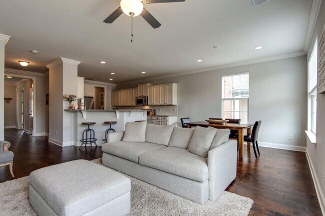 Building Photo - 3-bedroom, 2.5-bath home with a 2-car garage in the sought-after Gateway Village community of Fra...