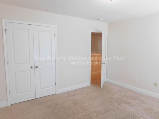Building Photo - 1427 Sawyer Ave