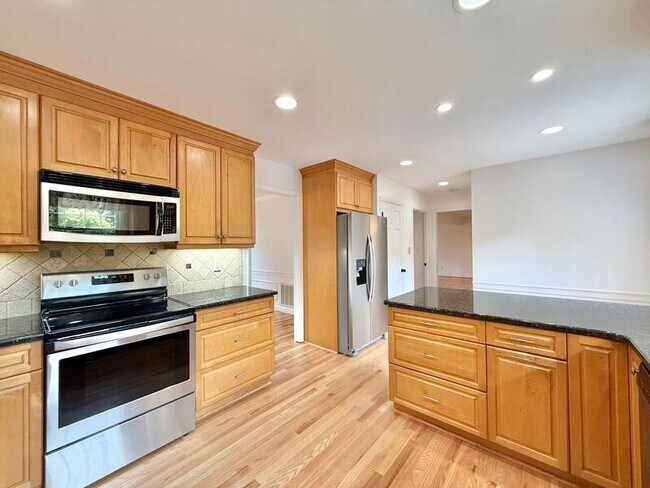 Building Photo - 5017 Sandlewood Dr