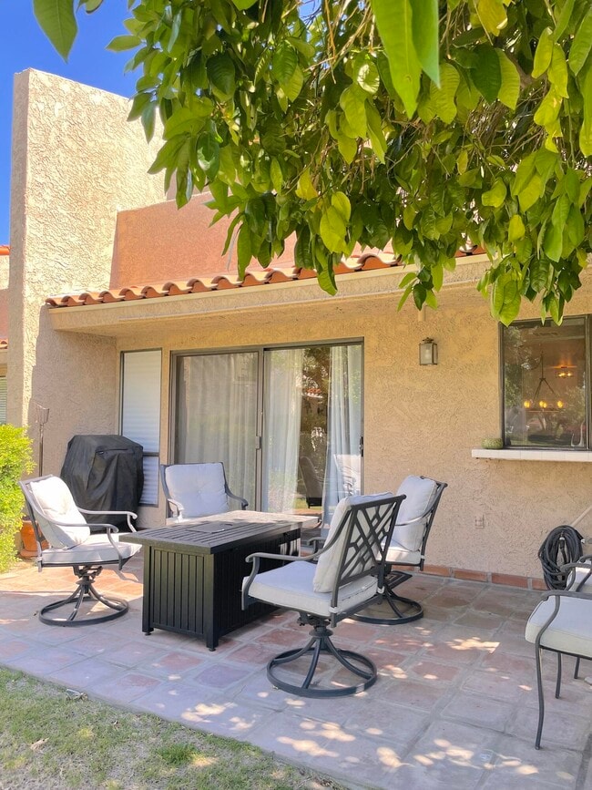 Building Photo - 494 E Calle Begonia