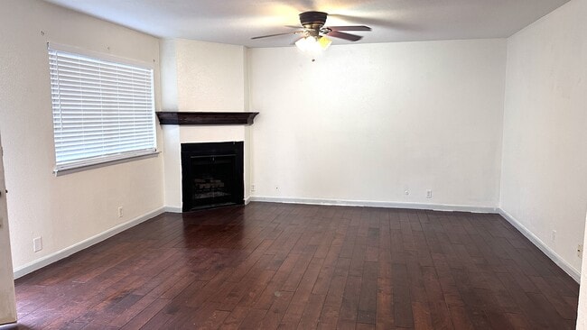 Building Photo - 1932 Hidden Way