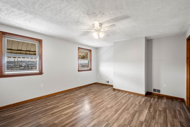 Building Photo - SCORE $500 OFF 1ST MONTH OF RENT! 2 bedroo...