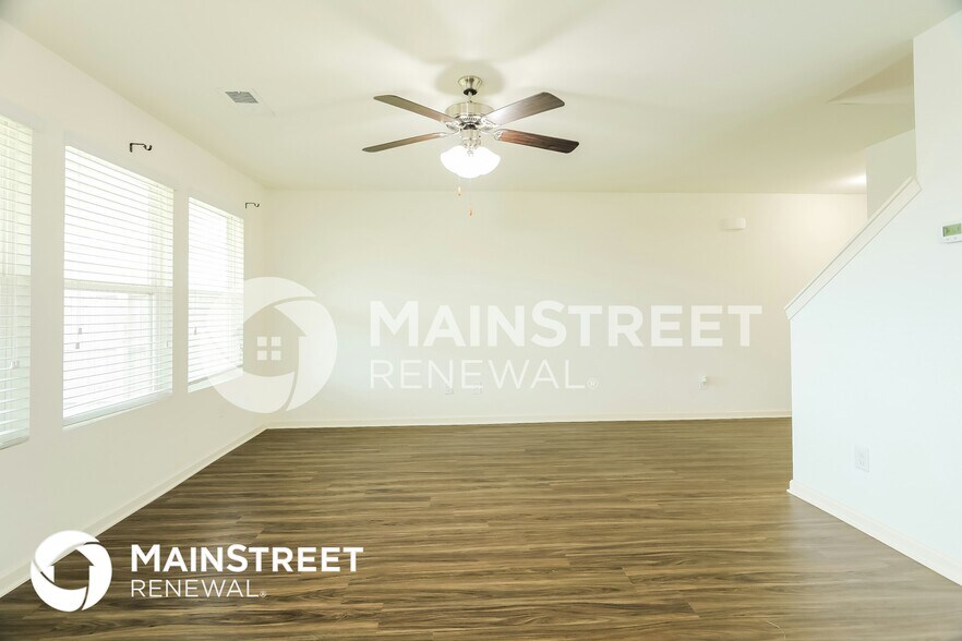 Building Photo - 940 Hawthorn Ln