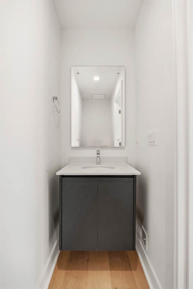 Building Photo - Bloomingdale Townhome | 3 Bed + Den | 3.5 Bath | 1,800 Sf | Large Private Rooftop Deck & Balcony ...