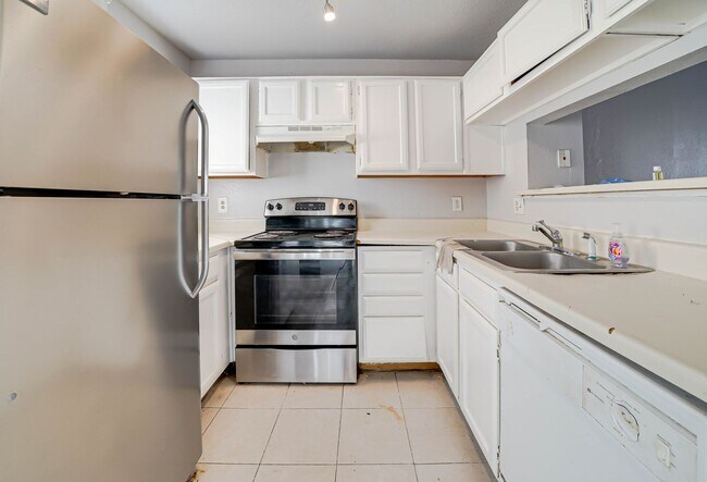 Building Photo - 2b1.5 b Condo in Garland, Water included