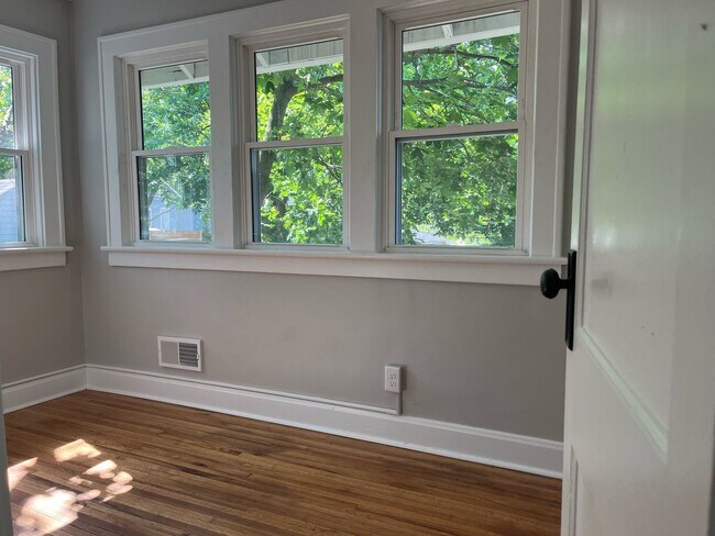 Building Photo - Fantastic 3 bedroom, 1.5 bathroom duplex close to Ohio State and High Street