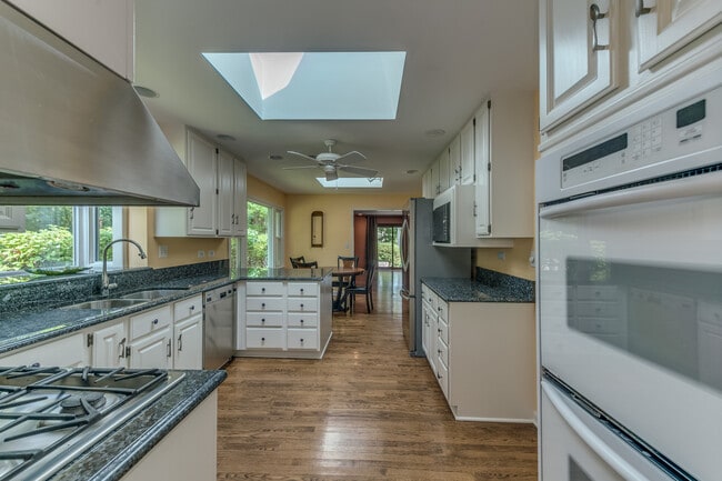 Building Photo - 145 Pine Tree Ln