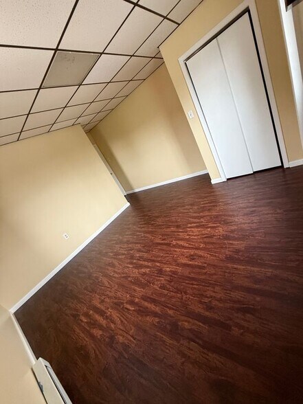 Building Photo - 132 E Main St