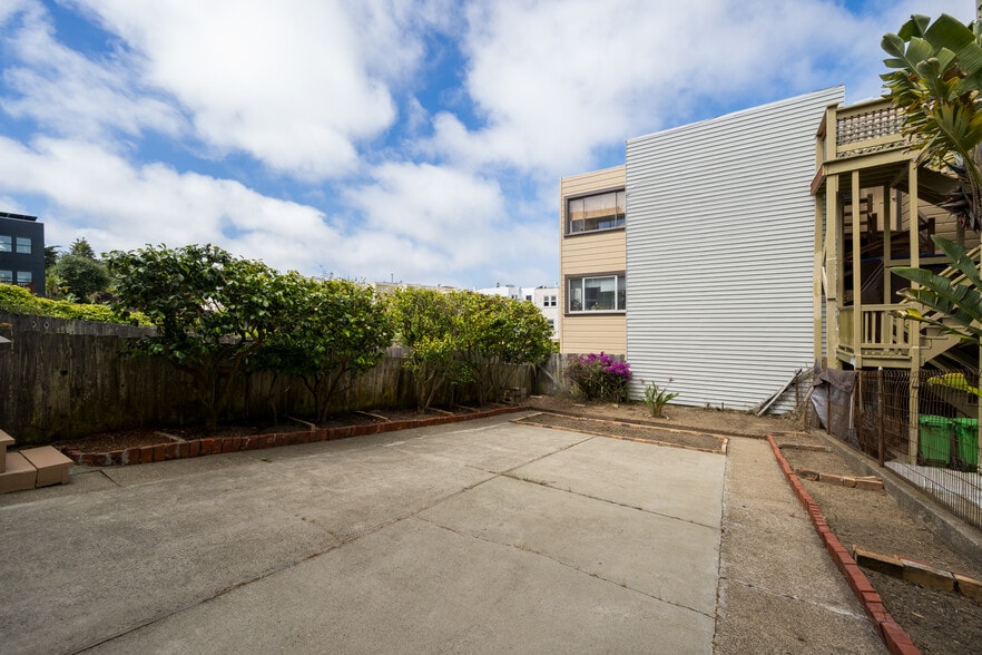 Building Photo - 615 18th Ave