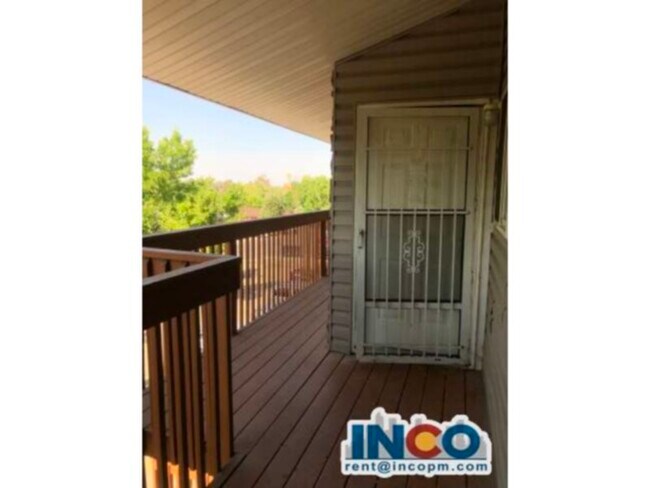 Building Photo - Fantastic Location! 2 bedroom 1 bath condo...