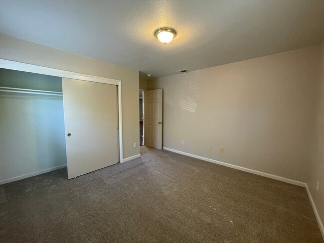 Building Photo - Exceptionally Roomy Upstairs 2 Bed 2 Bath Duplex! Dishwasher, Garage, Washer/Dryer Hookups