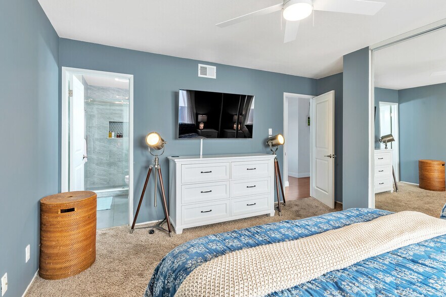 Master bedroom - 5653 Riley St