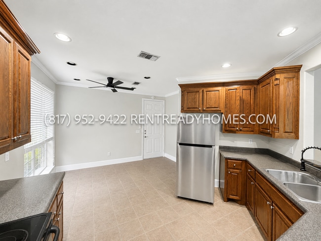 Building Photo - 4901 Lakeside Dr