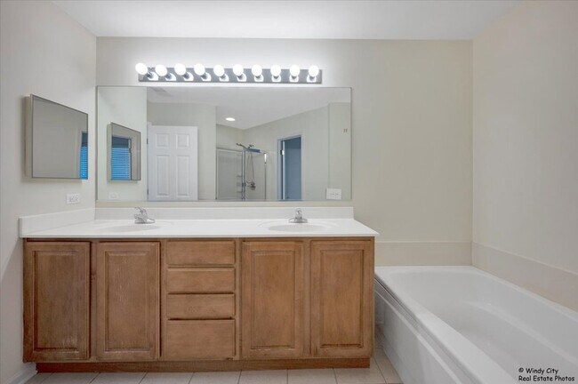 Building Photo - 1848 Crenshaw Cir