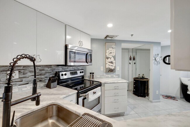 Building Photo - 3870 N Hwy A1A