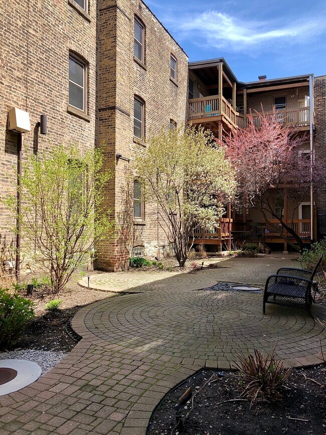 Building Photo - 2543 W Iowa St
