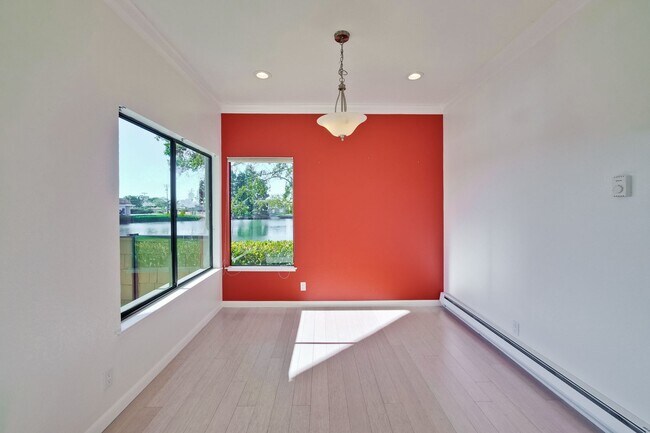 Building Photo - 1108 Shoreline Dr