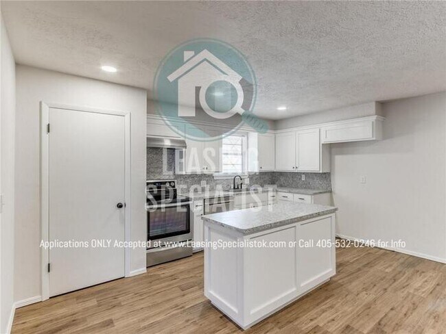Building Photo - Beautifully Remodeled 3 Bed 2 Bath Moore H...