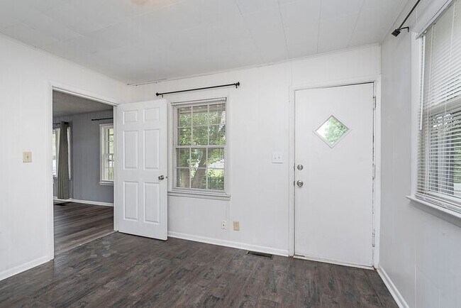 Building Photo - Great Broad Ripple Location With Fenced Backyard!