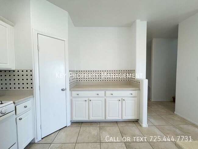 Building Photo - GORGEOUS THREE STORY 2 BEDROOM TOWNHOME IN...