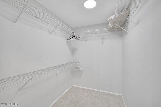 Building Photo - 2033 SE 27th Terrace