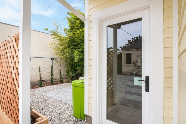 Building Photo - 1233 N Gower St