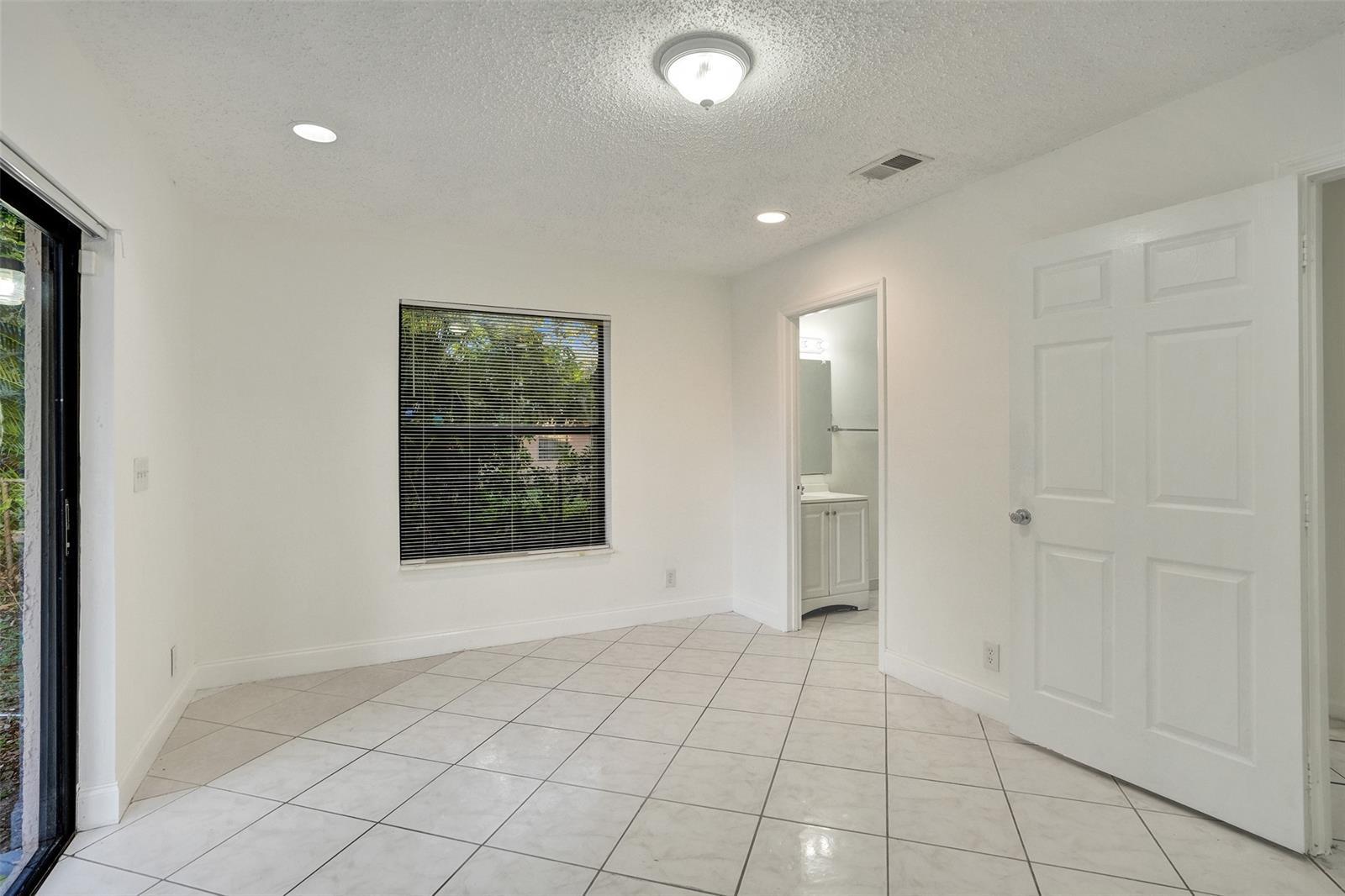 Building Photo - 1142 NW 43rd Ter
