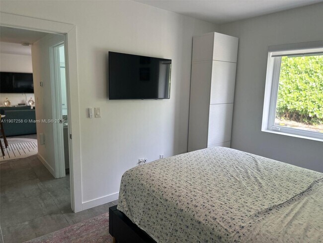 Building Photo - 165 NW 39th St