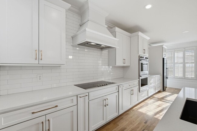 Building Photo - Modern Living in Franklin