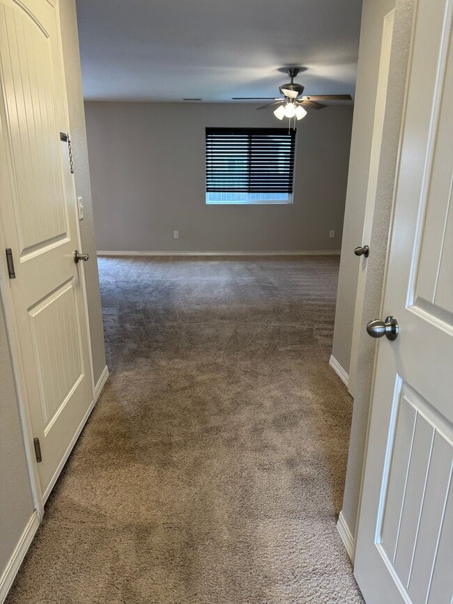 Building Photo - Everything you need! 3 bed/2.5 bath, 2-car garage