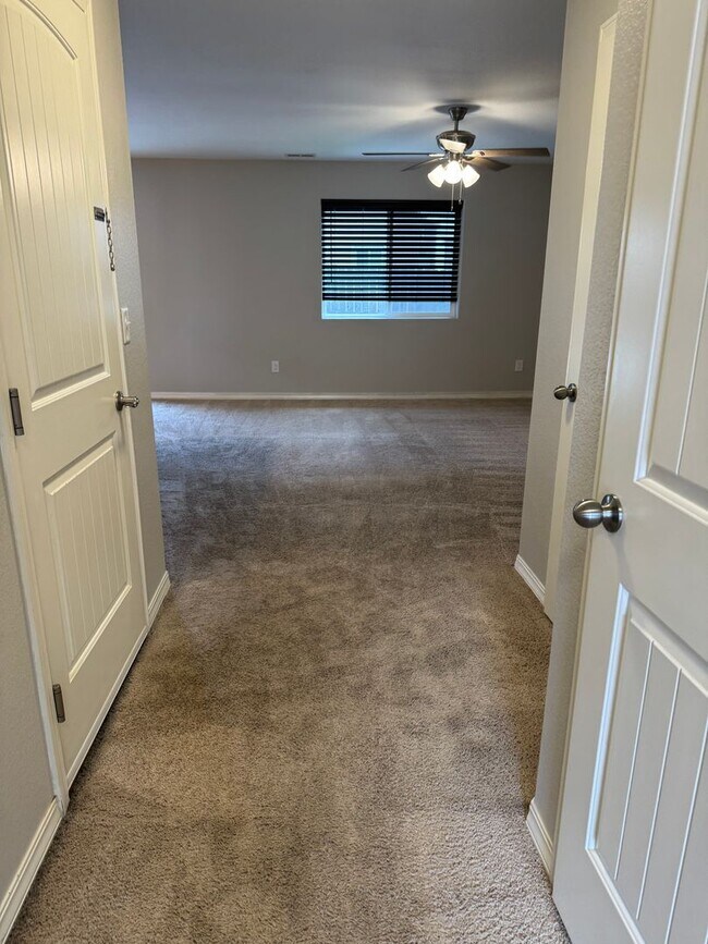 Building Photo - Single Family! 3 bed/2.5 bath, 2-car garage