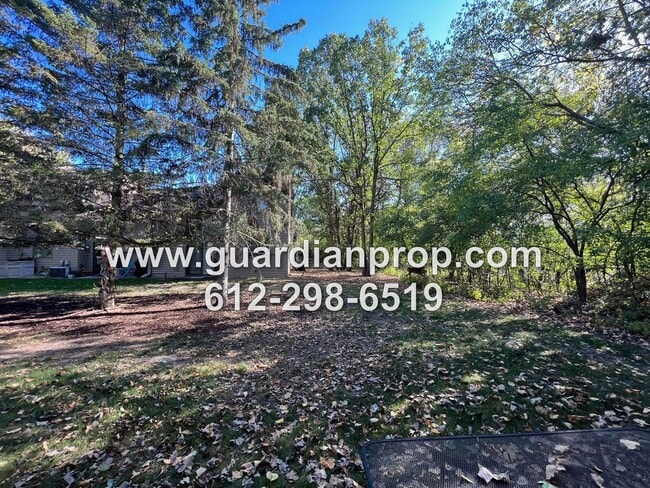 Building Photo - End Unit Maplewood Townhouse Available Jan...